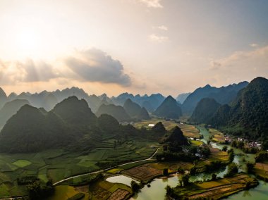 Manzara dağlarının insansız hava görüntüsü gündoğumunda ya da günbatımında Kuzey Vietnam 'ın kırsal kesiminin yüksek açılı görüntüsü.