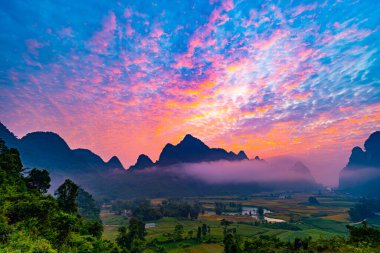 Manzara dağlarının insansız hava görüntüsü gündoğumunda ya da günbatımında Kuzey Vietnam 'ın kırsal kesiminin yüksek açılı görüntüsü.