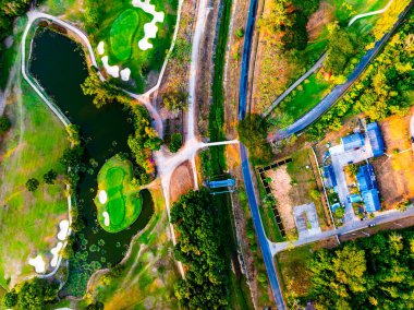 Güneşli yaz günlerinde golf sahalarında harika kuş bakışı manzara.