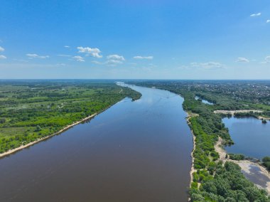 Oka Nehri 'nin yüksek açılı manzarası geniş bir arazide akıyor ve Murom şehri nehir kıyısında görülebiliyor..