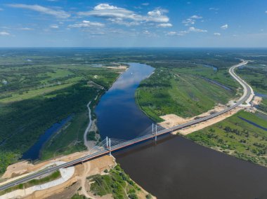 Kutsal Üçlü Kadınlar Manastırı 'nın panoramik hava manzarası. İkonik mimarisi ve açık gökyüzüne karşı yemyeşil bir tepe..