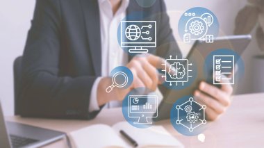 Teknoloji yönetimi planlaması ve sistemi kullanarak dijital stratejik projeyi yöneten işadamının iş illüstrasyonu.