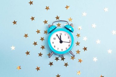 Küçük altın yıldız ile mavi çalar saat. Zaman sihirli olaylar için.