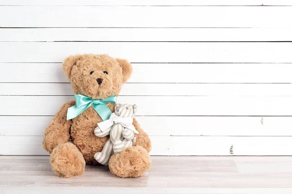 两个玩具熊的父母和孩子在白色的木质背景 父母的观念 父亲或母亲节的概念 复制空间 — 图库照片