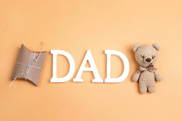 Father Day Background Toy Bear Gift Box Copy Space Yellow — Stock Photo, Image