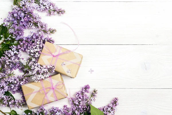 Flores Lila Con Cajas Regalo Sobre Fondo Madera Blanca Vista —  Fotos de Stock