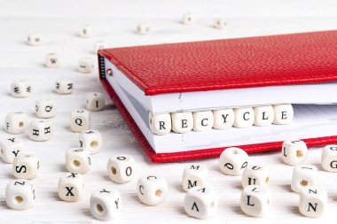 Word geri dönüşüm kırmızı defter ahşap bloklar halinde beyaz ahşap masa üzerinde yazılı. Ahşap abc.