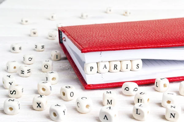 Slovo Paříž Napsal Dřevěných Bloků Červené Poznámkového Bloku Bílý Dřevěný — Stock fotografie