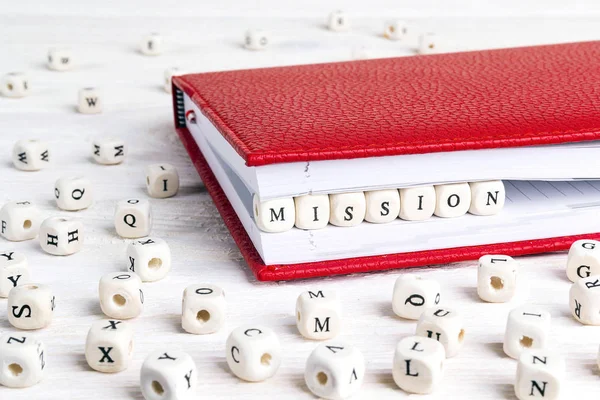 Szó misszió írt fa tömb, piros notebook fehér w — Stock Fotó