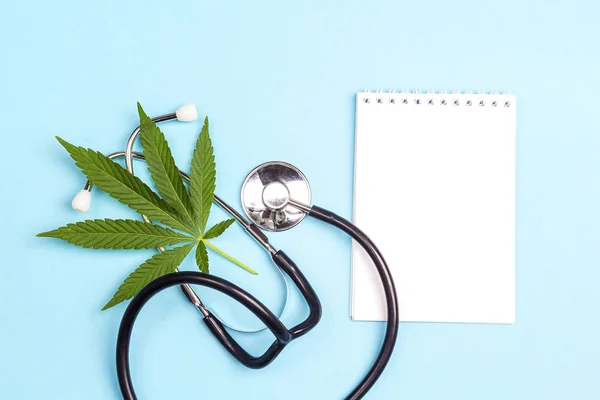 Cannabis Medica Con Stetoscopio Blocco Note Bianco Sfondo Blu Copia — Foto Stock