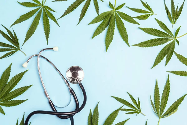Cannabis Medica Stetoscopio Sfondo Blu Copia Spazio Vista Dall Alto — Foto Stock