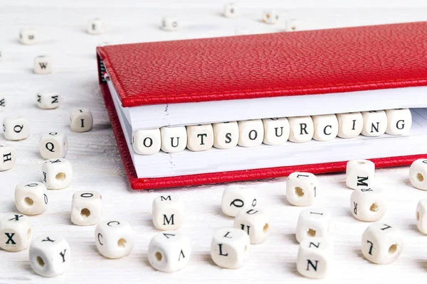Word Outsourcing Írt Tömb Piros Notebook Fehér Fából Készült Asztal — Stock Fotó