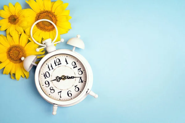 Reloj Despertador Blanco Girasoles Amarillos Sobre Fondo Azul Espacio Para —  Fotos de Stock