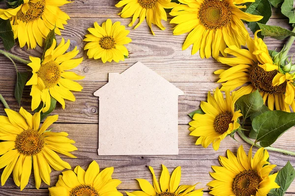 Símbolo Casa Con Girasoles Amarillos Sobre Antiguo Fondo Madera Espacio — Foto de Stock