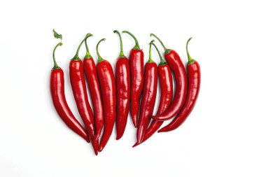 Beyaz zemin üzerine kırmızı biber biber. Yukarıdan görüntülemek.