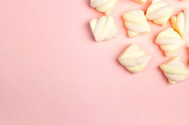 Kopya alanı ile pembe arka plan üzerinde sarmal Marshmallow. Düz yatıyordu, en iyi görünümü. 