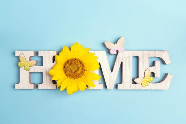 Декоративное Слово Home Butterflies Sunflower Blue Background Принято Дом Милый — стоковое фото
