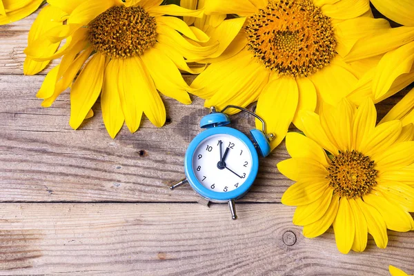 Wekker Blauw Gele Zonnebloemen Oude Houten Achtergrond Ruimte Voor Tekst — Stockfoto