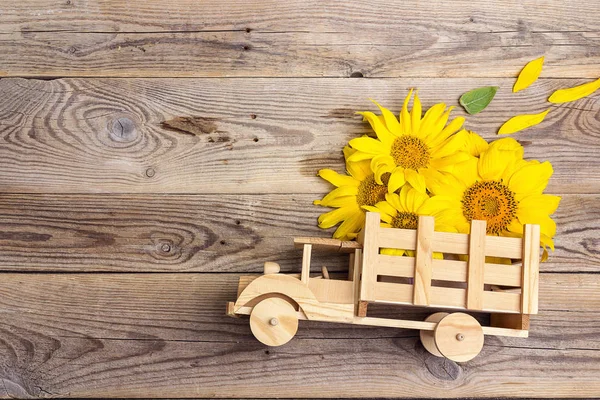 Camion Giocattolo Legno Con Girasoli Gialli Sul Retro Sfondo Rustico — Foto Stock