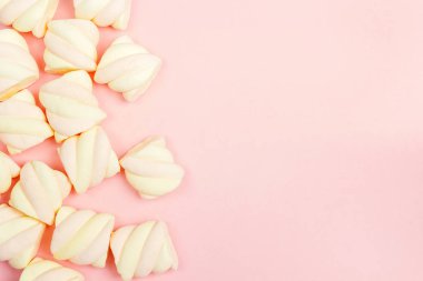 Sınır kopya alanı ile pembe arka plan üzerinde sarmal lokum gibiydi. Düz yatıyordu, en iyi görünümü. 