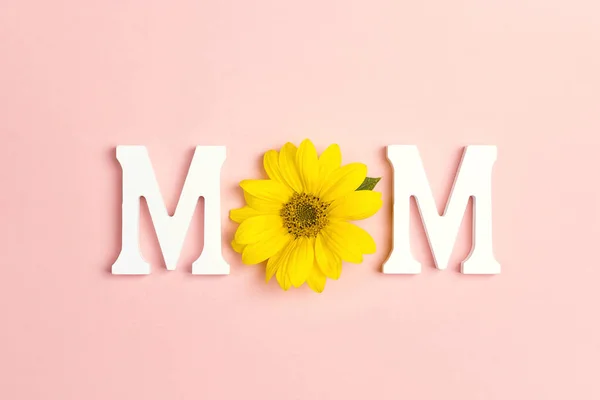 Word Mom Yellow Sunflowers Pink Background Mother Day Women Day — Stock Photo, Image