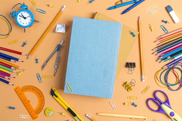 Kavram Kitapları Ile Okul Okul Gereçleri Sarı Zemin Üzerine Dönün — Stok fotoğraf