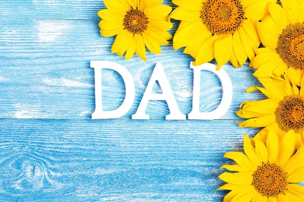 Fondo Del Día Los Padres Con Letras Flores Amarillas Sunflowerson —  Fotos de Stock