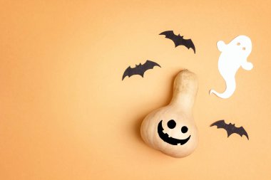 Komik kabak, hayalet ve yarasalar turuncu zemin üzerinde Halloween arka plan. Metin için yer kopyalayın. Festival kavramı. 
