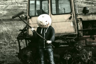 Jack-Fener Kabak kafa ve bir traktör duran komisyon ile. Cadılar Bayramı kavramı. Tonda fotoğraf.