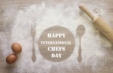 Uluslararası Şef günü tebrik kartı. Tabak, çatal ve kaşık un pişmemiş yumurta ve oklava ile parmak izi. Üstten görünüm kadar sahte.