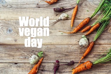 Kirli havuç, pancar ve ahşap masa üzerinde şalgam ile dünya vegan gün arka plan. Üstten görünüm.