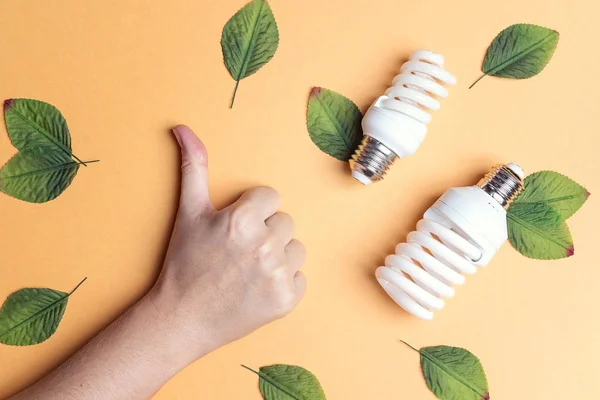 Tummen Upp Tecken Gest Hand Och Energibesparing Glödlampa Ekologi Miljö — Stockfoto