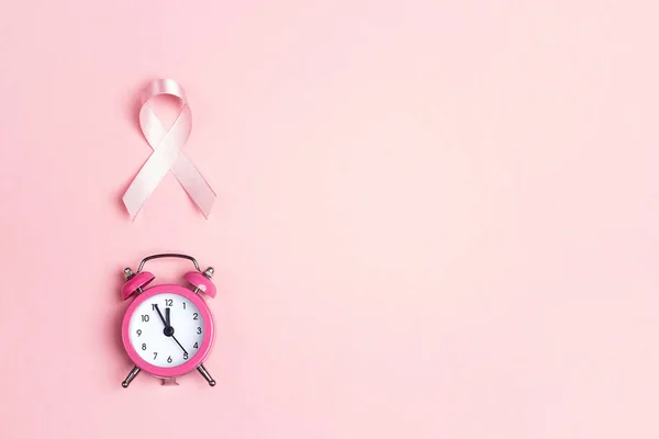 Fita Rosa Despertador Fundo Rosa Símbolo Consciência Cancro Mama Espaço — Fotografia de Stock