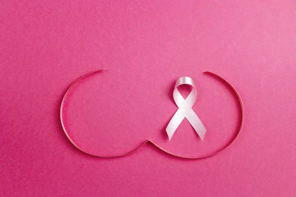 ピンクの背景に乳房形状記号とピンクのリボン 乳房がん啓発シンボル 月月間キャンペーン — ストック写真