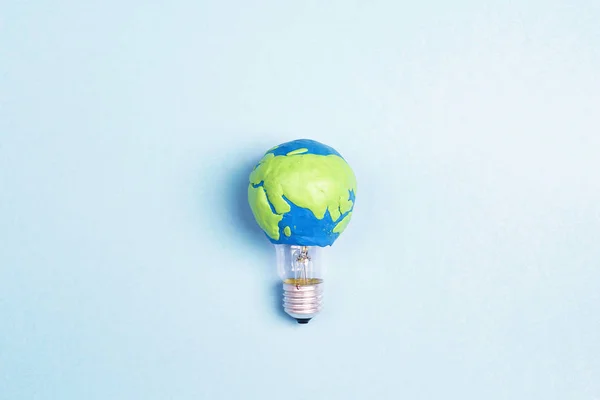 Lampje Met Plasticine Earth Planet Model Blauwe Achtergrond Global Ecologie — Stockfoto