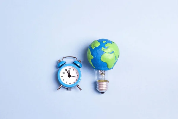 Lampje Met Plasticine Earth Planet Model Wekker Gele Achtergrond Global — Stockfoto