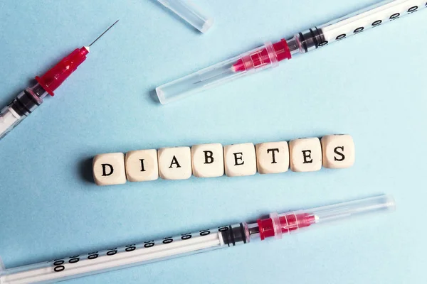 Seringa Insulina Palavra Diabetes Num Fundo Azul Dia Mundial Diabetes — Fotografia de Stock