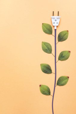 Elektrik prizinden yapraklarla bir bitki gibi. Eco, biyo, enerji tasarrufu concep. Düz yatıyordu, en iyi görünüm, kopya alanı.