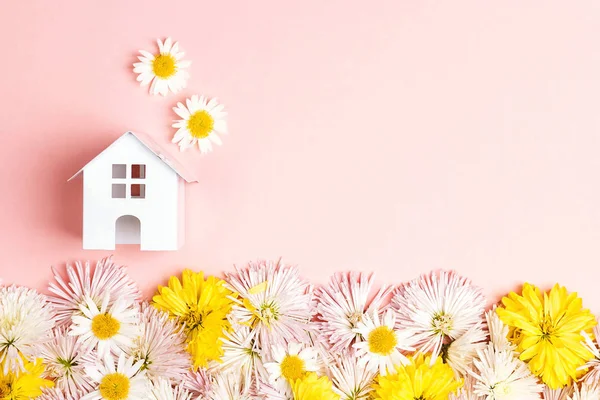 Casa Brinquedo Branca Miniatura Com Flores Spase Cópia Fundo Rosa — Fotografia de Stock