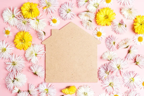 Símbolo Casa Com Flores Astros Brancos Fundo Rosa Com Espaço — Fotografia de Stock