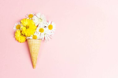 Çiçekli pembe bir arka plan üzerinde koni waffle ve uzay kopyalayın. Düz yatıyordu, en iyi görünümü.