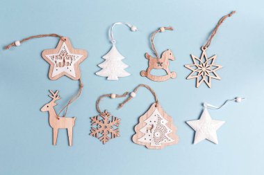 Mavi arka plan üzerinde Noel süsleri kümesi. Üstten görünüm, düz yatıyordu.