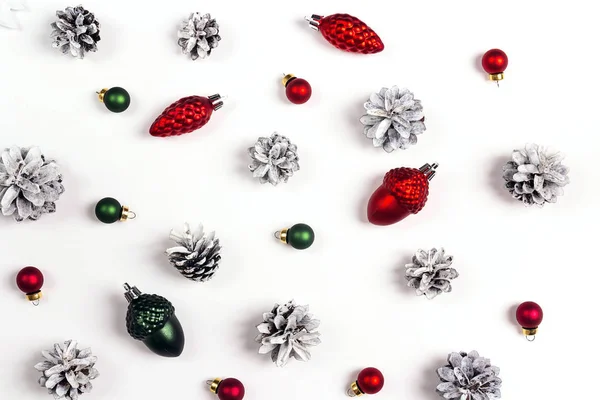 Decoraciones Navideñas Conos Nieve Sobre Fondo Blanco Composición Descendente Navidad —  Fotos de Stock