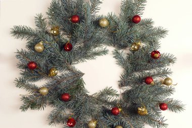 Çam dalları ve bej masada süslemeleri Noel arka plan. Metin için yer. Üstten görünüm.
