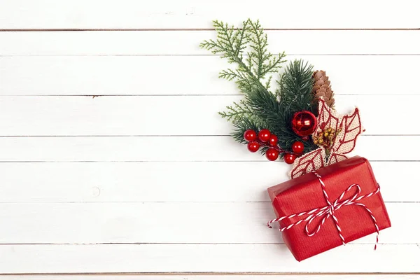 Δώρο Πλαίσιο Και Διακοσμήσεις Χριστουγέννων Λευκό Φόντο Ξύλινη Διακοπές Φόντο — Φωτογραφία Αρχείου