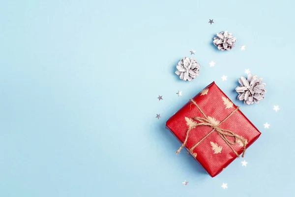 Caixa Presente Natal Com Cones Fundo Azul Copiar Espaço Para — Fotografia de Stock