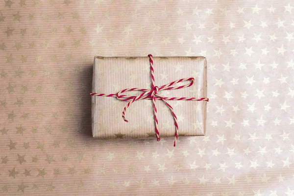 Scatola regalo di Natale su carta da regalo . — Foto Stock