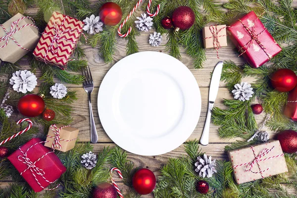 Table Fête Avec Couverts Décorations Noël Sur Table Bois Vue — Photo