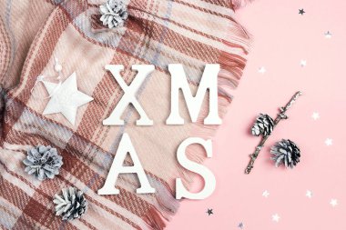 Pembe kareli, koni ve başlık Xmas Noel arka plan.