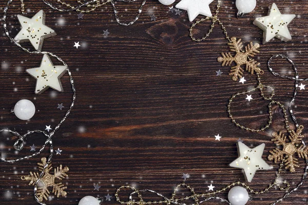 Зимний фон с рамкой праздничных украшений с копиями — стоковое фото